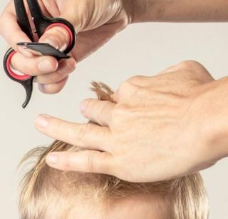 Sculptor | स्टाइलबाजी करणाऱ्या विद्यार्थ्यांच्या केसांना कात्री Sculptor | स्टाइलबाजी करणाऱ्या विद्यार्थ्यांच्या केसांना कात्री