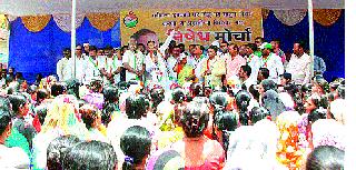 Conspiracy of Samarjit Ghatge that people should remain homeless | जनता बेघर राहावी हे समरजित घाटगेंचे षड्यंत्र Conspiracy of Samarjit Ghatge that people should remain homeless | जनता बेघर राहावी हे समरजित घाटगेंचे षड्यंत्र