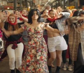 Israeli singer Leoar again turns to Bollywood | इस्रायली गायिका लिओराला पुन्हा बॉलीवूडचे वेध Israeli singer Leoar again turns to Bollywood | इस्रायली गायिका लिओराला पुन्हा बॉलीवूडचे वेध