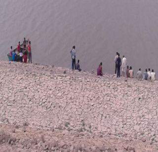 Four people drowned in a dam in Wardhaa | वर्ध्यातील महाकाळी धरणात बुडाले 4 जण Four people drowned in a dam in Wardhaa | वर्ध्यातील महाकाळी धरणात बुडाले 4 जण