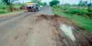 Midnight fatal pit on the highway | राज्यमार्गावर मधोमध जीवघेणा खड्डा Midnight fatal pit on the highway | राज्यमार्गावर मधोमध जीवघेणा खड्डा
