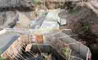 The allegations of construction of the dam are degraded | बंधाऱ्याचे बांधकाम निकृष्ट असल्याचा आरोप The allegations of construction of the dam are degraded | बंधाऱ्याचे बांधकाम निकृष्ट असल्याचा आरोप