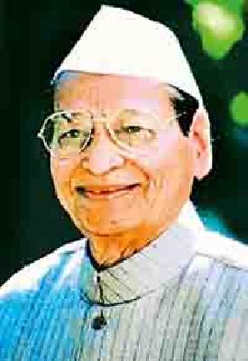 Today, Babuji respects the donation and tree plantation program | रक्तदान व वृक्षोरापण कार्यक्रमातून आज बाबूजींना आदरांजली Today, Babuji respects the donation and tree plantation program | रक्तदान व वृक्षोरापण कार्यक्रमातून आज बाबूजींना आदरांजली