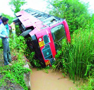 Since the driver is talking on mobile, the bus collapsed from the bridge | चालक मोबाईलवर बोलत असल्याने बस पुलावरून कोसळली