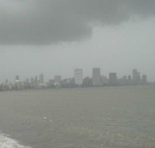 Heavy rain accompanied with the winds of the city and Mumbai in the surrounding area | मुंबई आणि परिसरात सोसाट्याच्या वाऱ्यासह मुसळधार पाऊस