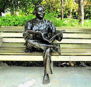 Babuji seated the new world! | नव्या जगाला कवेत घेणारे द्रष्टे बाबूजी! Babuji seated the new world! | नव्या जगाला कवेत घेणारे द्रष्टे बाबूजी!