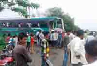 Flying Travelers to Container | भरधाव ट्रॅव्हल्सची कंटनेरला धडक