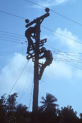 Refuse to do the work of Municipal Power employees' in the dark | ‘अंधारात’ मनपा विद्युत कर्मचाऱ्यांचा काम करण्यास नकार