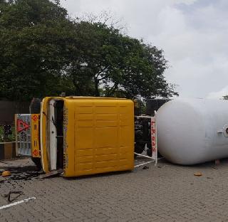 VIDEO: The gas tanker rolled down the road leading to Ghodbunder Road | VIDEO- गॅसचा टँकर उलटल्यानं घोडबंदर रोडवर वाहतुकीची कोंडी VIDEO: The gas tanker rolled down the road leading to Ghodbunder Road | VIDEO- गॅसचा टँकर उलटल्यानं घोडबंदर रोडवर वाहतुकीची कोंडी