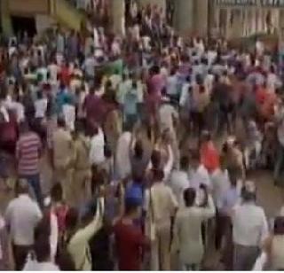 Prime Minister Modi's protest against GST in Gujarat, lathi charge on traders | पंतप्रधान मोदींच्या गुजरातमध्येच जीएसटीला विरोध, व्यापा-यांवर लाठीचार्ज