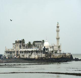 Defeat encroachment near Haji Ali Dahiya in 2 weeks - Supreme Court | हाजी अली दर्ग्याजवळील अतिक्रमण 2 आठवड्यांत हटवा - सुप्रीम कोर्ट Defeat encroachment near Haji Ali Dahiya in 2 weeks - Supreme Court | हाजी अली दर्ग्याजवळील अतिक्रमण 2 आठवड्यांत हटवा - सुप्रीम कोर्ट
