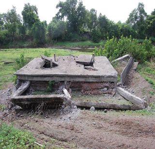 Cemetery slab at Savkhed | सावखेडा येथे स्मशानभूमीचा कोसळला स्लॅब