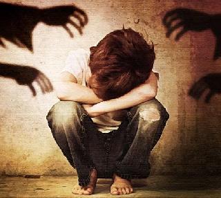 Families become violent because of family violence | कुटुंबातील मारहाणीमुळे मुले बनतात हिंंसक Families become violent because of family violence | कुटुंबातील मारहाणीमुळे मुले बनतात हिंंसक