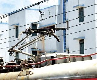 The breakdown of the pentagram disrupts the movement of the Central Railway | पेंटाग्राफ तुटल्याने मध्य रेल्वेची वाहतूक विस्कळीत The breakdown of the pentagram disrupts the movement of the Central Railway | पेंटाग्राफ तुटल्याने मध्य रेल्वेची वाहतूक विस्कळीत