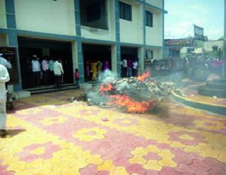 Srgonda municipal corporation opened its garbage | श्रीगोंदा नगरपालिकेच्या दारातच कचरा पेटविला Srgonda municipal corporation opened its garbage | श्रीगोंदा नगरपालिकेच्या दारातच कचरा पेटविला