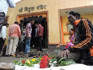 Employment provided by Tulsi and Chandan leaves | तुळशी अन् चंदनाच्या पानाने दिला रोजगार Employment provided by Tulsi and Chandan leaves | तुळशी अन् चंदनाच्या पानाने दिला रोजगार