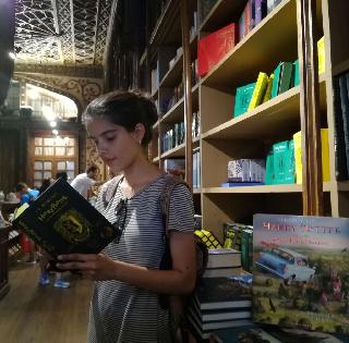 The bookstore for the birth of Harry Potter's birthplace requires 300 rupees | हॅरी पॉटरच्या जन्मकथेशी या बुकस्टोरचा संबंध, प्रवेशासाठीच लागतात 300 रूपये The bookstore for the birth of Harry Potter's birthplace requires 300 rupees | हॅरी पॉटरच्या जन्मकथेशी या बुकस्टोरचा संबंध, प्रवेशासाठीच लागतात 300 रूपये