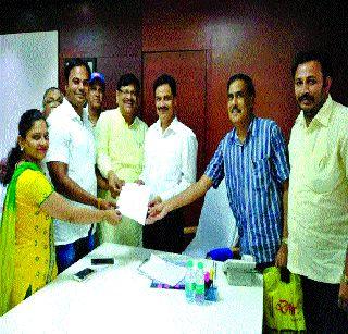 Investors have run to the chief ministers | गुंतवणूकदारांची मुख्यमंत्र्यांकडे धाव Investors have run to the chief ministers | गुंतवणूकदारांची मुख्यमंत्र्यांकडे धाव