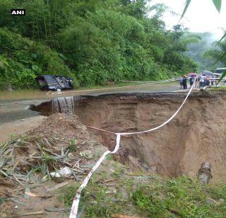 In Arunachal Pradesh, the National Highway has been run because of heavy rains | अरुणाचल प्रदेशात मुसळधार पावसामुळे राष्ट्रीय महामार्ग गेला वाहून In Arunachal Pradesh, the National Highway has been run because of heavy rains | अरुणाचल प्रदेशात मुसळधार पावसामुळे राष्ट्रीय महामार्ग गेला वाहून