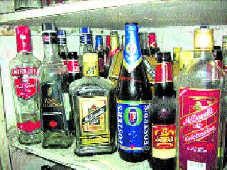 Those who are drinking bottles are arrested | मद्याच्या बाटल्या बाळगणाऱ्यास अटक