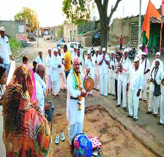 Our attitude of self-sacrifice is standing | स्वयंभू आमचा विटेवरी उभा Our attitude of self-sacrifice is standing | स्वयंभू आमचा विटेवरी उभा
