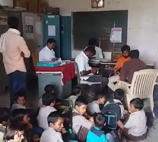 VIDEO - A school full of education in the field of education | VIDEO - शिक्षणाधिका-यांच्या कक्षात भरली वडपची शाळा