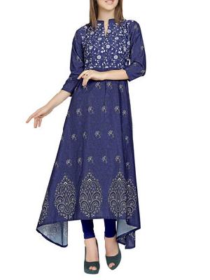 If you want to look away at the party-level then try asymmetric dress and asymmetric accessory. Exactly what it looks like! | पार्टी -समारंभात जरा हटके दिसायचंय मग अ‍ॅसिमेट्रिक ड्रेस आणि अ‍ॅसिमेट्रिक अ‍ॅक्सेसरीज ट्राय करा. नक्की अ‍ॅट्रॅक्टिव्ह दिसाल!