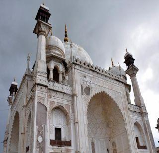 VIDEO: Bibi's mausoleum's elite beauty traps going ... | VIDEO : बीबी का मकब-याचे अभिजात सौंदर्य लयास जाताना...