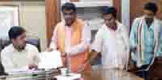 The forest officer broke the tree in the trees | वनाधिकाऱ्यांनी तोडली शेतातील झाडे