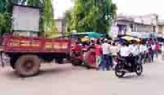 Hammer at the encroachers shops | अतिक्रमणातील दुकानांवर हातोडा