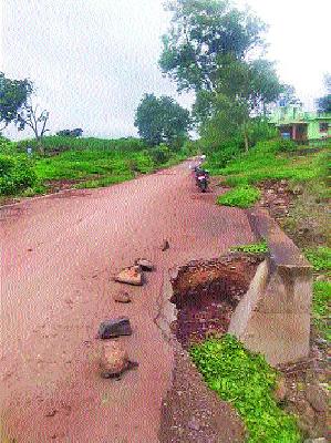 Naigaon-Pimpalgaon road collapses | नायगाव-पिंपळगाव निपाणी रस्ता खचला