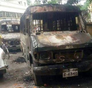 West Bengal is blurred ... Ethnic violence due to a Facebook post | पश्चिम बंगाल धगधगतोय....एका फेसबूक पोस्टमुळे जातीय हिंसाचार