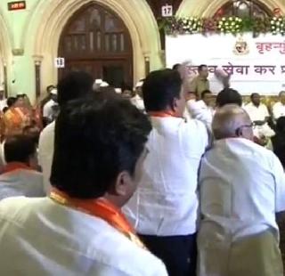 Shivsena corporators beat BJP corporator Makrand Narvekar | शिवसेना नगरसेविकांची भाजपा नगरसेवक मकरंद नार्वेकरांना मारहाण