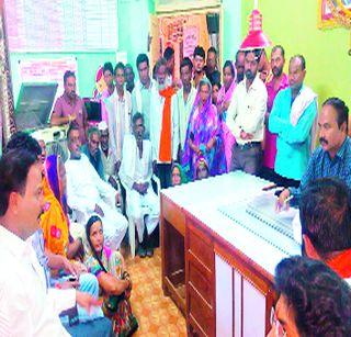 Detention of the District Development Officer in Muktainagar | मुक्ताईनगरात गटविकास अधिकारी यांना घेराव Detention of the District Development Officer in Muktainagar | मुक्ताईनगरात गटविकास अधिकारी यांना घेराव