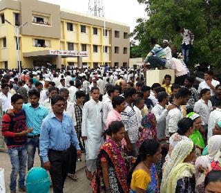 The All-party Front went to Kopargaon against the tyranny of the girl | तरुणीवरील अत्याचारविरोधात कोपरगावात निघाला सर्वपक्षीय मोर्चा The All-party Front went to Kopargaon against the tyranny of the girl | तरुणीवरील अत्याचारविरोधात कोपरगावात निघाला सर्वपक्षीय मोर्चा