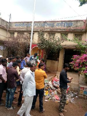 Warda garbage in the city of Palaikala! | वार्डातील कचरा टाकला नगर पालीकेत!