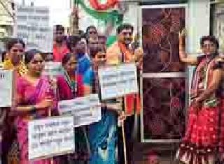 Door to the women's toilet facility | महिलांच्या प्रसाधन गृहाला लावला दरवाजा