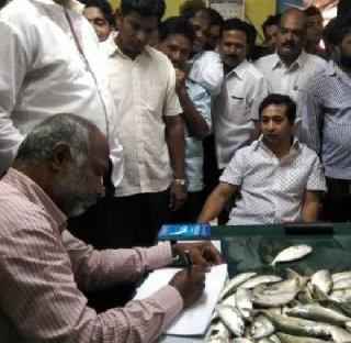 Nitesh Ranee Fishes Fish Fishery Commissioner | नितेश राणेंनी मत्स्य आयुक्तांच्या अंगावर फेकले मासे Nitesh Ranee Fishes Fish Fishery Commissioner | नितेश राणेंनी मत्स्य आयुक्तांच्या अंगावर फेकले मासे