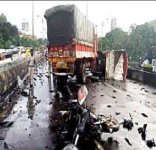 TRAVEL OF PRACTICAL FISH | अपघाताच्या ठिकाणी प्रवाशांचा माशांवर ताव