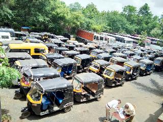 Action against autocrats in Akola | अकोल्यात आॅटोचालकांविरुद्ध कारवाई Action against autocrats in Akola | अकोल्यात आॅटोचालकांविरुद्ध कारवाई