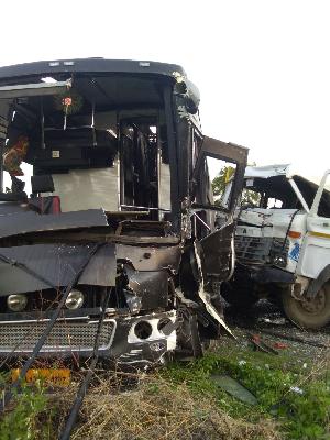 Luxury and Trailer Accident | लक्झरी व ट्रेलरचा अपघात Luxury and Trailer Accident | लक्झरी व ट्रेलरचा अपघात