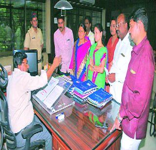 Self-sacrifice in front of Guardian ministers if the wine shop is not closed | वाईन शॉप बंद न केल्यास पालकमंत्र्यांसमोर आत्मदहन Self-sacrifice in front of Guardian ministers if the wine shop is not closed | वाईन शॉप बंद न केल्यास पालकमंत्र्यांसमोर आत्मदहन