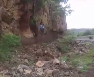 VIDEO - Fear of cracks in Rajur Ghat, possibility of accidents | VIDEO - राजूर घाटात दरड कोसळण्याची भीती, अपघाताची शक्यता VIDEO - Fear of cracks in Rajur Ghat, possibility of accidents | VIDEO - राजूर घाटात दरड कोसळण्याची भीती, अपघाताची शक्यता