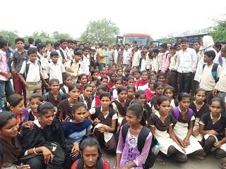 Dowload movement for girls to leave the bus | बस सोडण्याच्या मागणीसाठी मुलींचे धरणे आंदोलन Dowload movement for girls to leave the bus | बस सोडण्याच्या मागणीसाठी मुलींचे धरणे आंदोलन