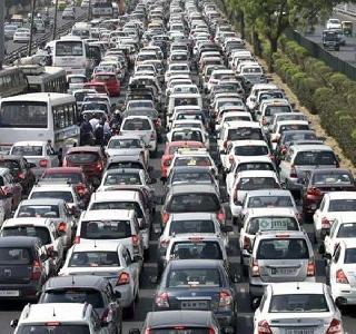 Thieves absconding in traffic trapped on BMW road | ट्राफिकमध्ये अडकल्याने BMW रस्त्यावर सोडून चोर फरार Thieves absconding in traffic trapped on BMW road | ट्राफिकमध्ये अडकल्याने BMW रस्त्यावर सोडून चोर फरार