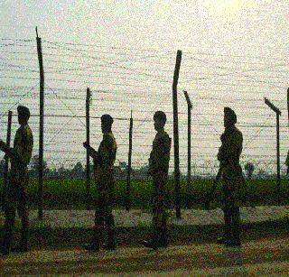 Kashmiri youth escapes with rifle | काश्मिरातील जवान रायफलीसह झाला फरार Kashmiri youth escapes with rifle | काश्मिरातील जवान रायफलीसह झाला फरार