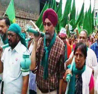 After the struggle, the Kisan Mukti Yatra was restarted | संघर्षानंतर किसान मुक्ती यात्रा पुन्हा सुरू After the struggle, the Kisan Mukti Yatra was restarted | संघर्षानंतर किसान मुक्ती यात्रा पुन्हा सुरू