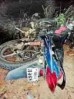 The police flew biceps | पोलिसाच्या दुचाकीने उडविले