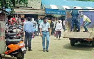 Lack of parking at the railway station | रेल्वेस्थानकावर पार्कींगचा अभाव Lack of parking at the railway station | रेल्वेस्थानकावर पार्कींगचा अभाव