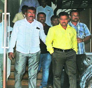 Dhulya's official: Pratap, the bribe offered to the general secretary | धुळ्य़ाचा अधिका:याचा प्रताप, आमदारास देऊ केली लाच Dhulya's official: Pratap, the bribe offered to the general secretary | धुळ्य़ाचा अधिका:याचा प्रताप, आमदारास देऊ केली लाच